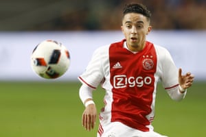 Abdelhak "Appie" Nouri jugando para el Ajax en el Amsterdam Arena en octubre de 2016. Se derrumbó al año siguiente.