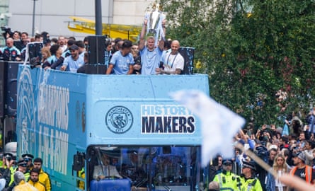 Erling Haaland nâng cao chiếc cúp vô địch Premier League trong cuộc diễu hành xe buýt mui trần của Man City