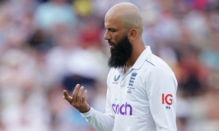 Moeen Ali melihat jari telunjuknya yang terluka
