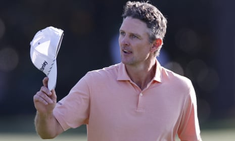 Justin Rose tips his cap as he walks up to the 18th green during the final round of the 2025 Masters