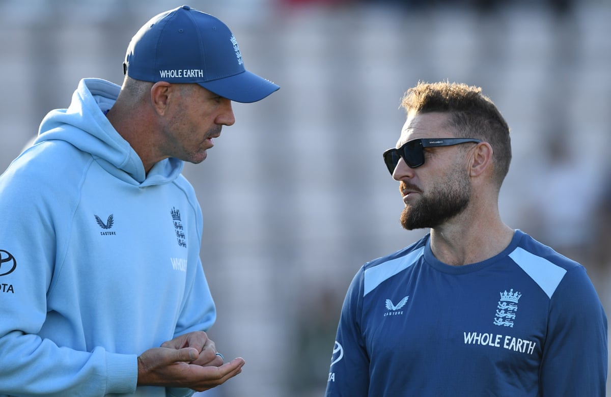 Brendon McCullum and Kevin Pietersen talk on the pitch