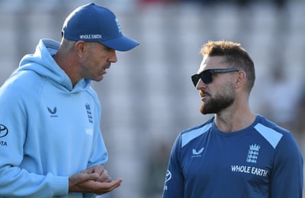 Brendon McCullum and Kevin Pietersen talk on the pitch