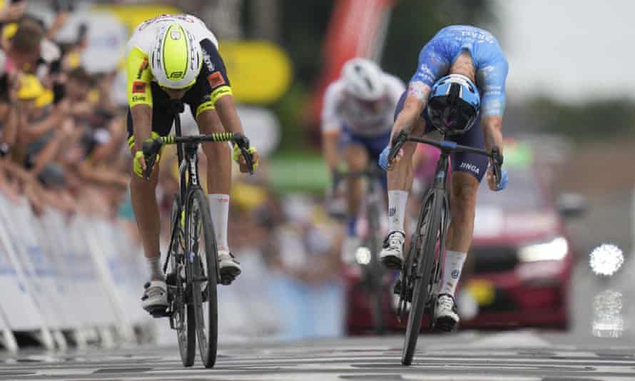 Simon Clarke (à droite) pousse sa roue sur la ligne d'arrivée devant Taco van der Hoorn des Pays-Bas lors de l'arrivée spectaculaire de mercredi