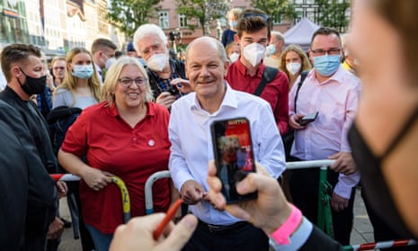Olaf Scholz poses for a photo after an election campaign event in Göttingen.