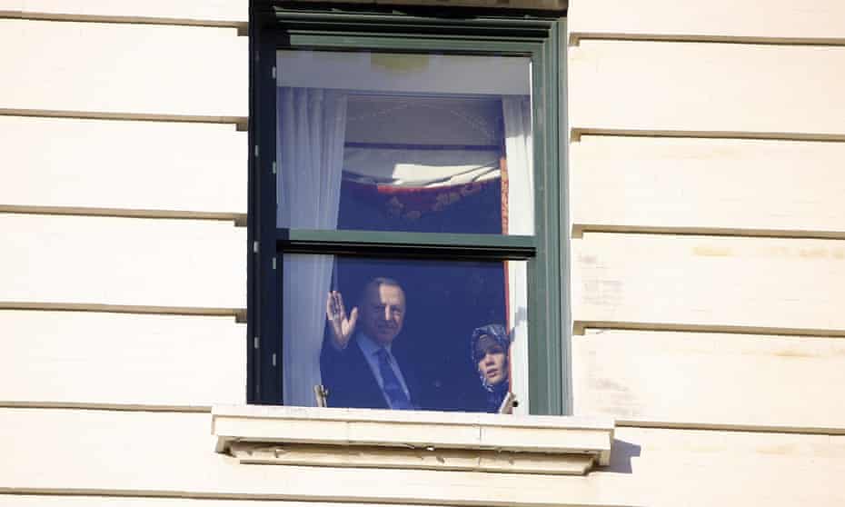 Le président turc Erdogan arrive à WashingtonWASHINGTON, USA - 12 NOVEMBRE: Le président de la Turquie, Recep Tayyip Erdogan (L) accueille les citoyens turcs qui attendent devant l'hôtel Willard à Washington, États-Unis, le 12 novembre 2019. (Photo par Halil Sagirkaya / Anadolu Agency via Getty Images)