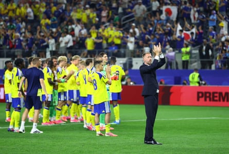 Graham Potter and the Sweden players applaud the fans after draw against Japan at Dallas Stadium secured qualification