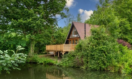 The lakeside lodge at Oastbrook.