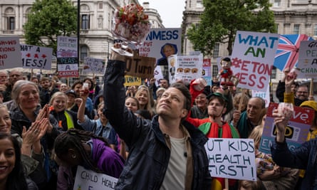 Jamie Oliver proteste contre le revirement de la stratégie anti-obésité en mai 2022, lorsque Boris Johnson était Premier ministre.