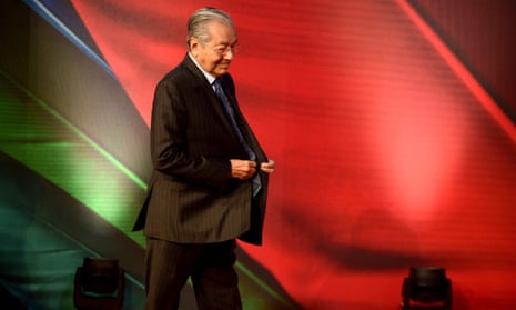 Mahathir Mohamad arrives to make keynote speech for the Apec summit in Port Moresby, Papua New Guinea.
