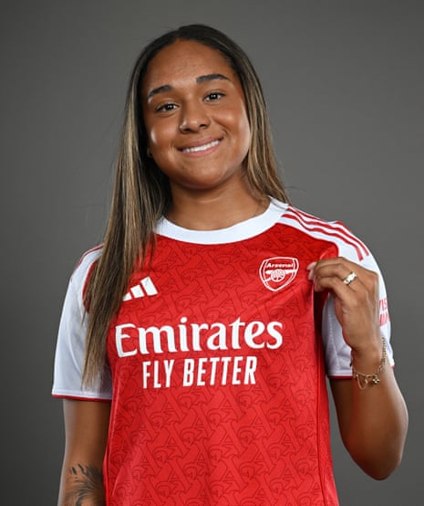 Olivia Smith points to the Arsenal badge