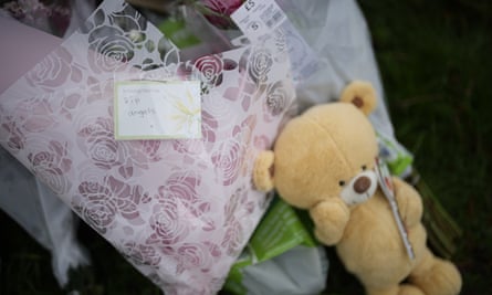 Des fleurs sont laissées près de la scène au Babbs Mill Park à Solihull.