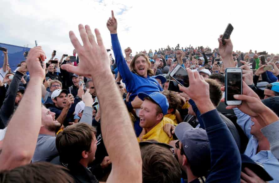 FIFAPRO Tom Jenkins’s best sports photos of 2018 25 Tommy Fleetwood is chaired by fans near the 16th tee as Europe celebrate their victory during day three of the 2018 Ryder Cup
