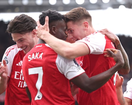 Viktor Gyökeres celebrates with Bukayo Saka after scoring for Arsenal against Fulham