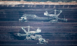 About 1,000 Australian engineers have signed a declaration calling for projects to be evaluated against climate considerations.