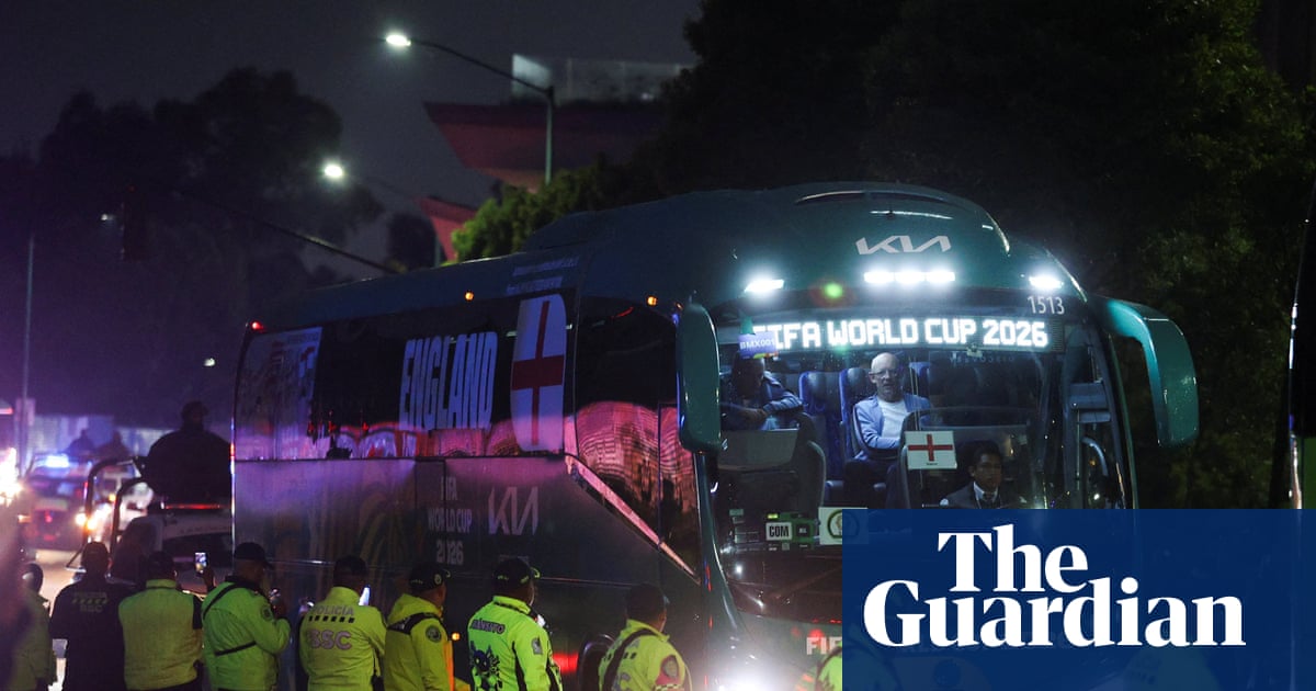 イングランド、メキシコ戦前にホテル到着時は厳しい歓迎を受ける