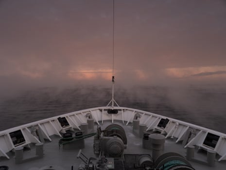 مقدمة السفينة في منظر بحري مظلم وغائم