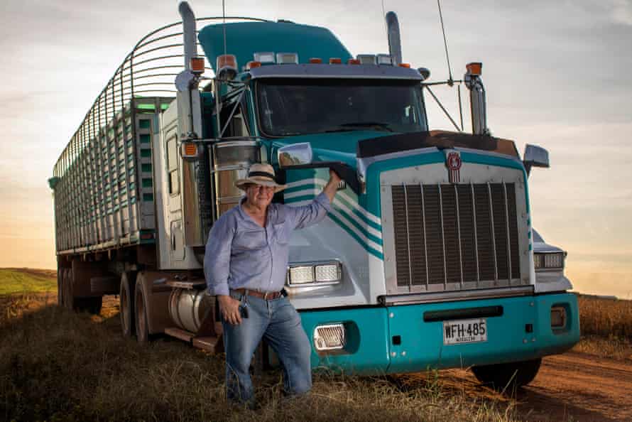 His Colombian truckers like Alberto Cardenas who bring imported fertilizers south of Cartagena de Indias to the Caribbean coast at 1,500 km, in a three-day journey. When the fertilizer is unloaded, it fills the truck with soybeans, grains or rice.