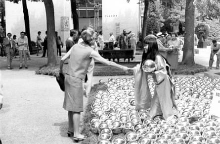 Kusama’s work Narcissus Garden, which she presented at the Venice Biennale in 1966 without being invited. The work was shut down when authorities intervened.