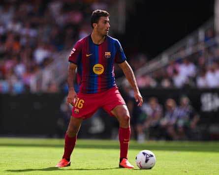 Rodri runs with the ball during La Liga match between Valencia and Barcelona