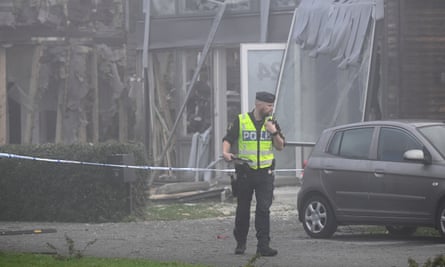 Ein Polizist inspiziert am 28. September 2023 den Ort einer Explosion in einem Wohngebiet in Fullerö, nördlich von Uppsala, Schweden.