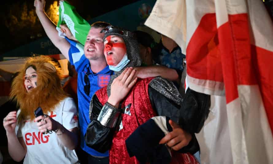 Los aficionados de Inglaterra celebran la victoria de su equipo frente al Estadio Olímpico de Roma