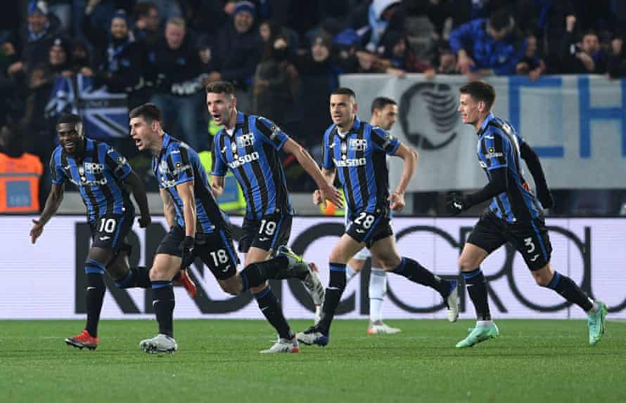 Ruslan Malinovskyi (second left) celebrates with his Atalanta teammates after scoring from 30 yards against Juventus.