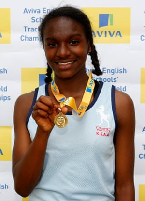 Dina Asher-Smith muestra su medalla de oro de 200 metros del Campeonato de Escuelas de Inglés en 2010.