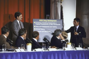 Dr. Anthony Fauci (R) lecturing to Pres. Ronald W. Reagan (L) and other members of the President’s Commission on AIDS.