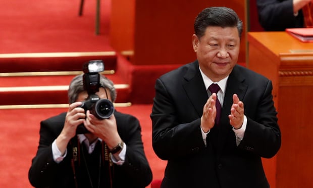 Xi Jinping claps during the meeting.