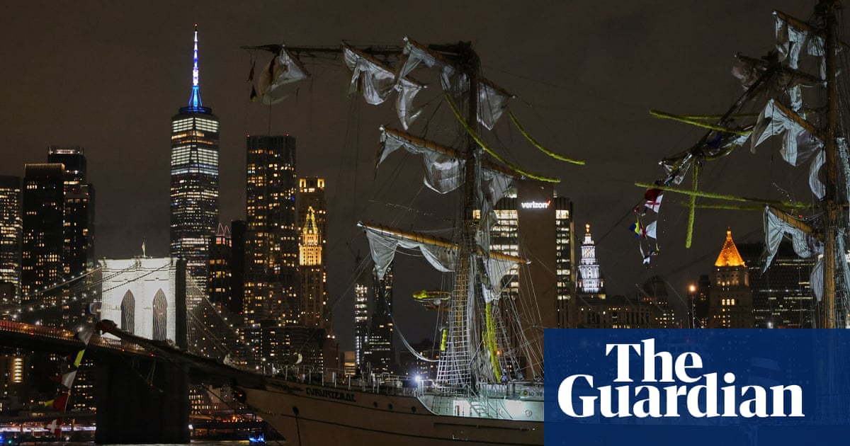 Mexican navy ship hits Brooklyn Bridge during promotional tour