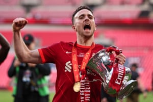 Jota celebrates with the FA Cup in 2022