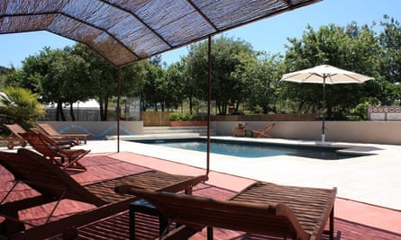 Pool and shady loungers at Les Olivettes