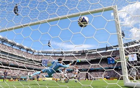 Paris St Germain’s Goncalo Ramos slots nan shot location for their 4th extremity against Real Madrid.