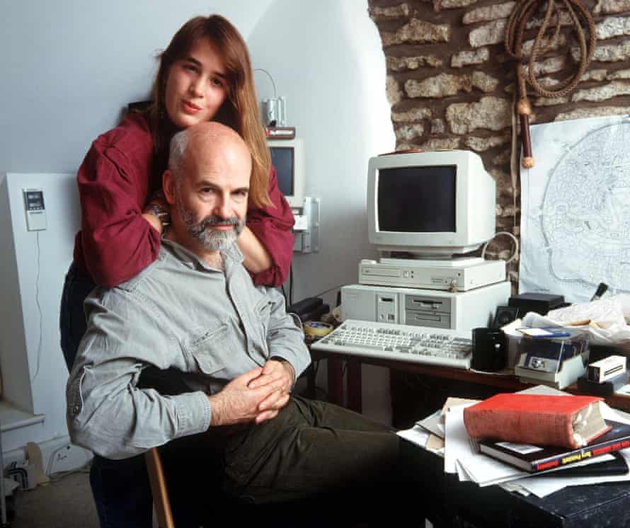 Pratchett et sa fille Rihanna à la maison en 1998.