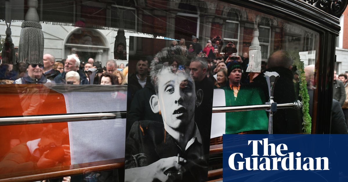 Сълзи и аплодисменти докато групата свири Fairytale of New York