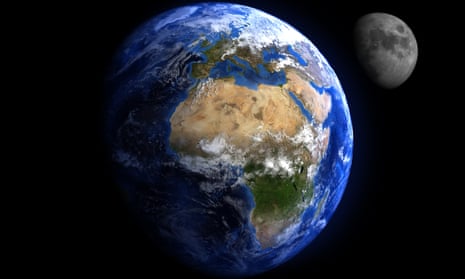Земля и Луна со звездами на заднем плане.