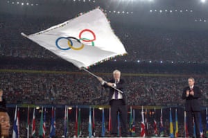 Johnson receives the Olympic flag for the London Olympics of 2012, in Beijing in 2008