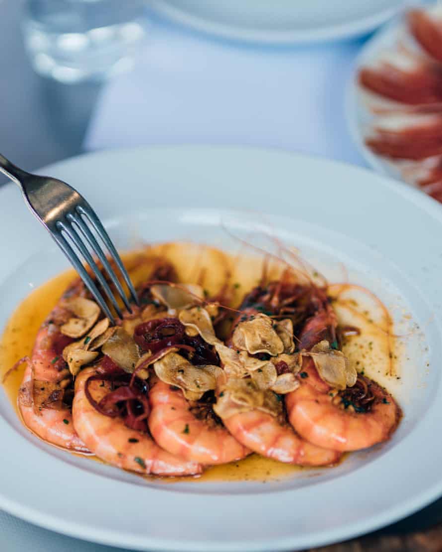Lėkštė ispaniško stiliaus ant grotelių keptų krevečių, virta su citrinos sultimis, alyvuogių aliejumi ir jūros druska.
