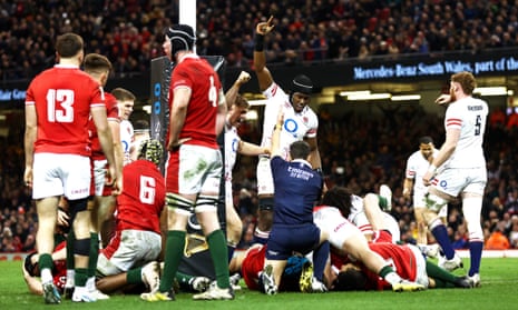 Referee gives the try: Kyle Sinckler of England scores his sides second try.