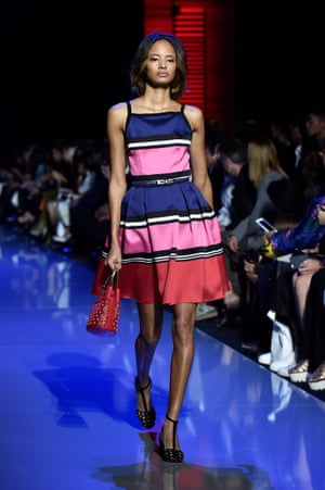 Paris moda haftasında Elie Saab gösterisinde Malaika Firth.