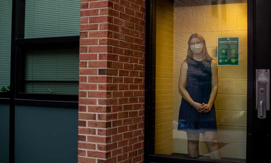 Liz Siegfried, în vârstă de 19 ani, este absolventă la Universitatea din Vermont, care lucrează pentru un dublu major și un dublu minor. Când închiderile au fost implementate anul trecut din cauza Covid-19, Siegfried a început să se izoleze și să se îndepărteze de întâlnirea activă cu oameni noi. Ea a spus că a existat o schimbare vizibilă a toleranței la stres și a crescut anxietatea. Ea a menționat că lucrul la Alianța Națională pentru Bolile Mentale, precum și o schimbare a vremii și verificarea sentimentelor ei au ajutat. JOHN TULLY pentru The Guardian
