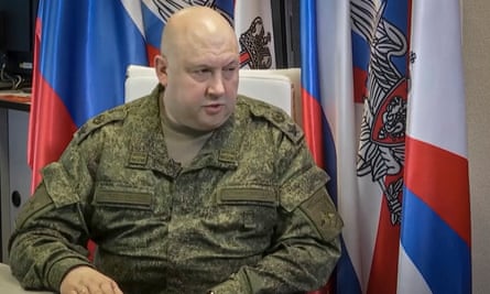 Sergei Surovikin con uniforme de camuflaje sentado con banderas rusas al fondo