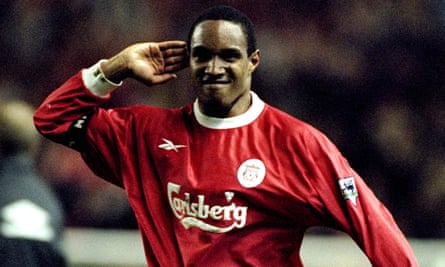 Paul Ince hace un gesto a la multitud después de anotar para el Liverpool contra el Manchester United.