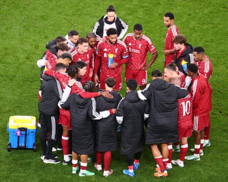 Andoni Iraola conducts a Liverpool team huddle.
