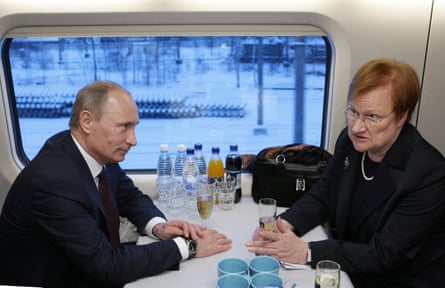 Vladimir Poutine et la présidente finlandaise Tarja Halonen discutent après l'inauguration du train à grande vitesse reliant Helsinki et Saint-Pétersbourg à la gare de Vyborg, en Russie, en décembre 2010. Le service est désormais suspendu.