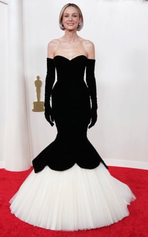Carey Mulligan’s black and white fishtail shape and elbow length gloves bring mid-century glamour.