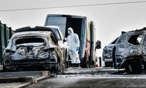 El incendio iniciado por los ladrones casi envuelto la camioneta con dos hombres encerrados en el interior, dijo un portavoz de la policía.