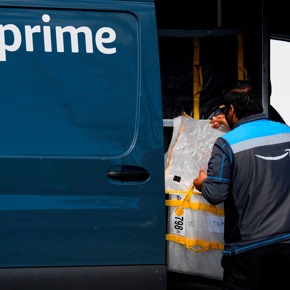 Leaked Memo Shows Amazon Knows Delivery Drivers Resort To Urinating In Bottles Amazon The Guardian Leaked Memo Shows Amazon Knows Delivery Drivers Resort To Urinating In Bottles Amazon The Guardian