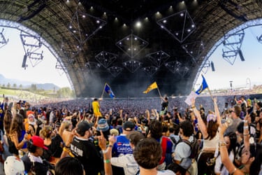 Fans go wave flags and go wild for Zulan in the Sahara Tent