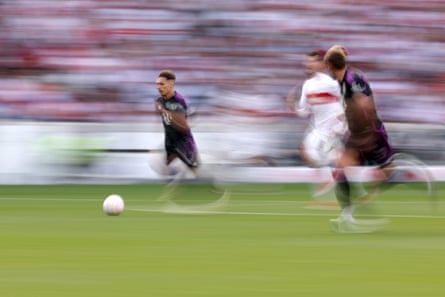 Bryan Zaragoza dribbles at speed with the ball during the defeat by Stuttgart.